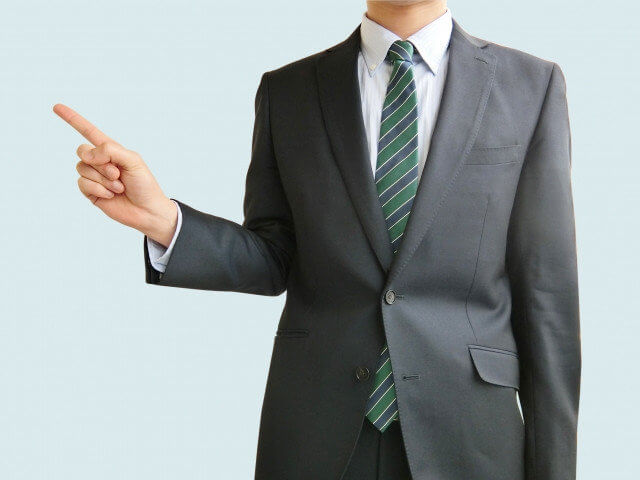 従業員満足度が企業におよぼす影響を解説する人物