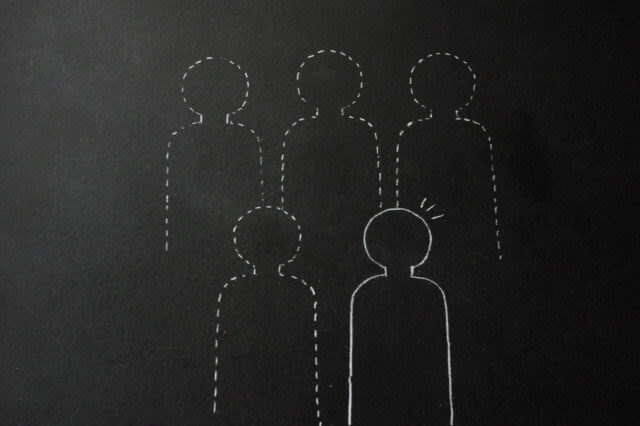 人件費を削減する方法・リストラを連想させるイラスト