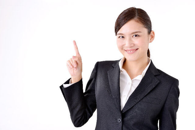 事業承継の近年の傾向を解説する女性