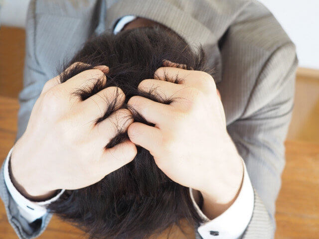 事業承継対策をしておらず悩む男性